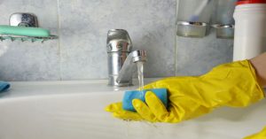 استفاده از مواد طبیعی در تمیز کردن حمام و دوردوشی
